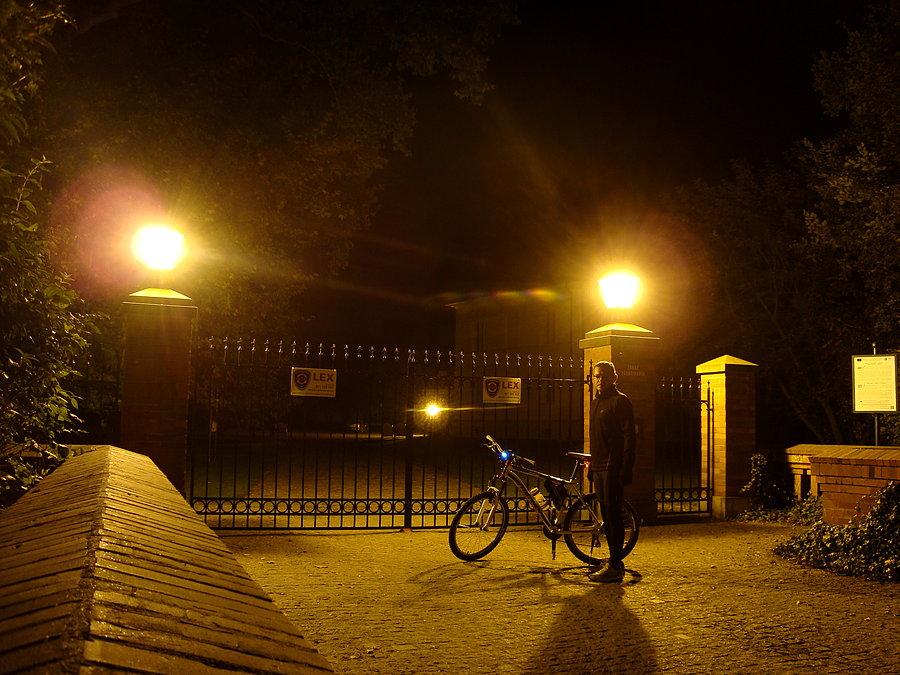 Przed bramą do parku w Dobrzycy
