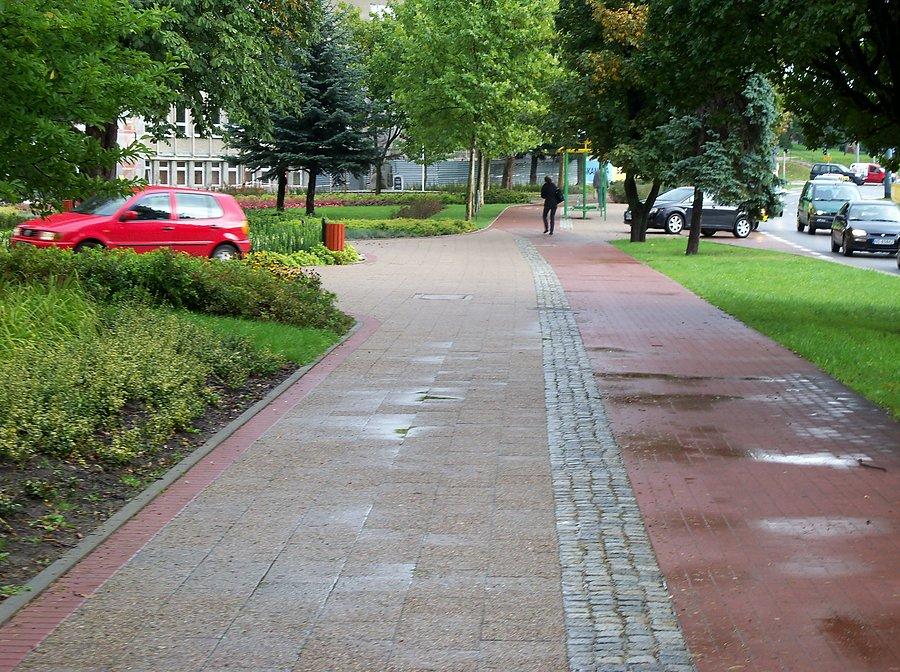 Po chodniku, byle do przodu :-(