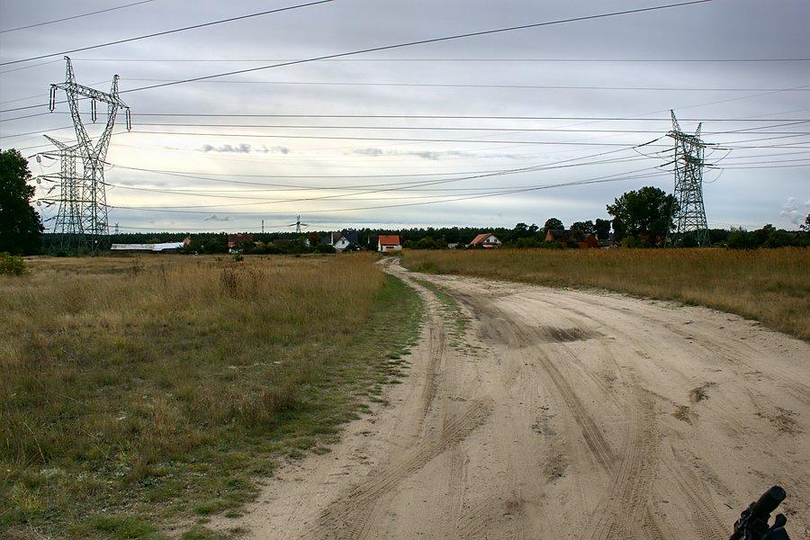Ciekawe jak mieszka się pod siecią lini wysokiego napięcia ?? :)