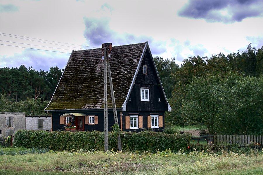 Ładny drewniany domek na wyjeździe z Ognicy