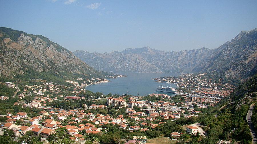 W zatoce stoi olbrzymi prom