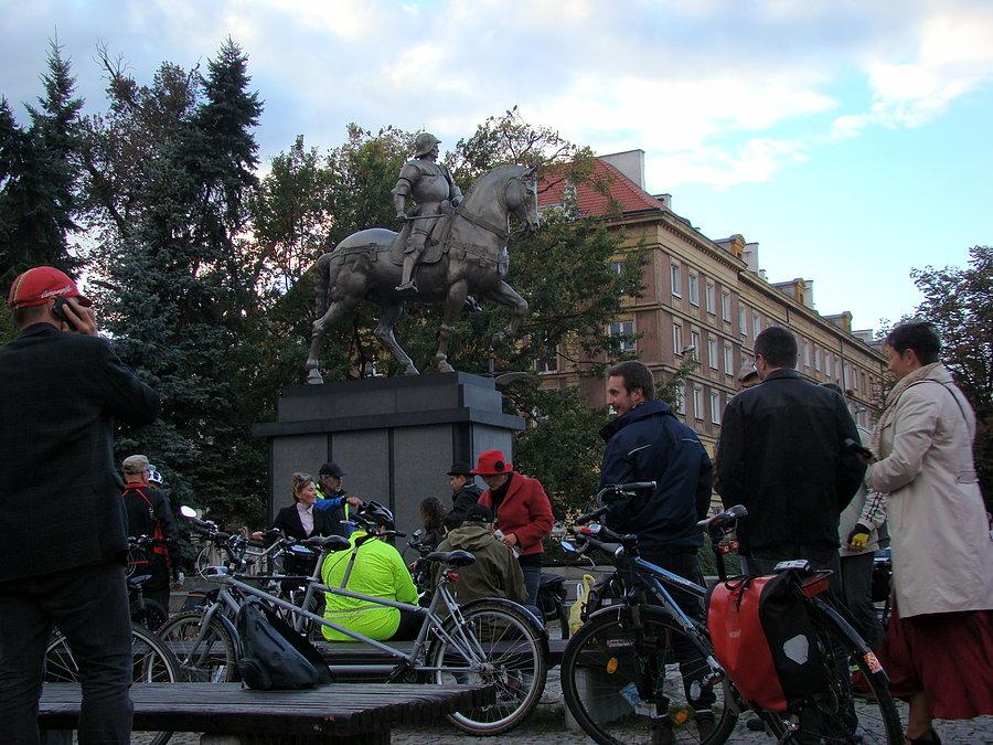 Pod pomnikiem prawie że "patrona" rowerzystów