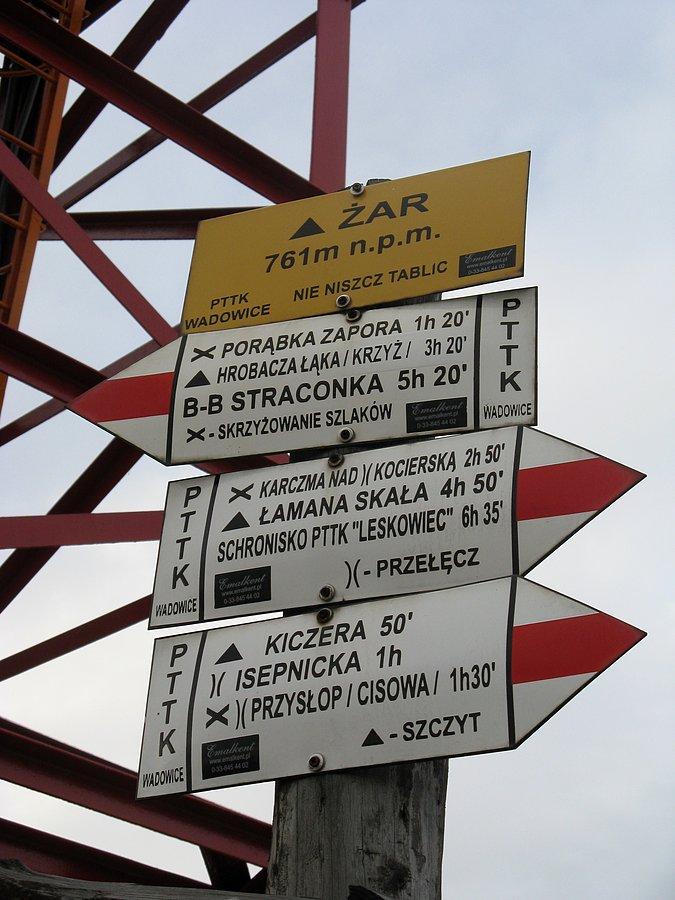 Szlakowskazy na górze Żar