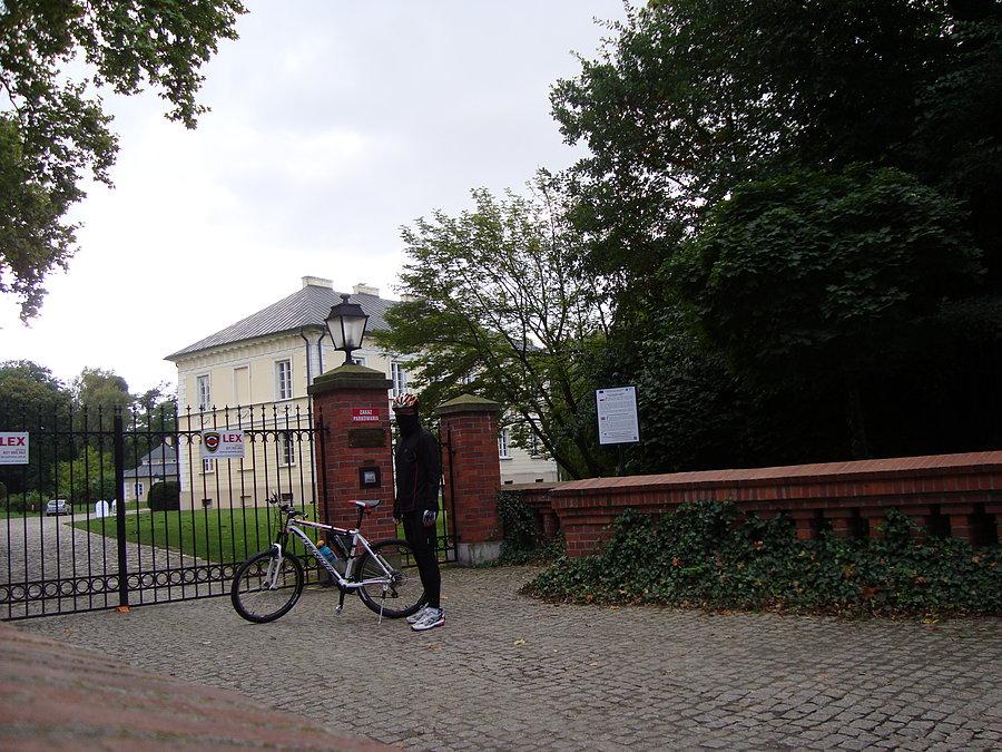 Przed parkiem w Dobrzycy