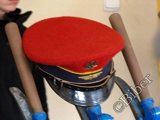 Pamiętam jeszcze zawiadowców w takich czapkach