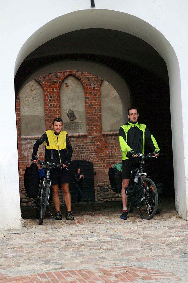 Kolarze dwaj w bramie zamku Uniejów