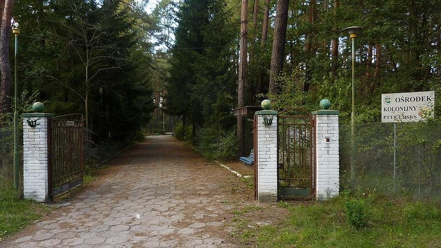 Jeden z wielu pustych ośrodków kolonijnych... część z nich wyglądała na opuszczoną od wielu lat. Tylko pies, stróż i wiewiórki