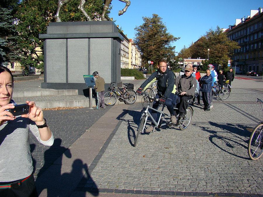 Zjazd tandemów na placu Lotników