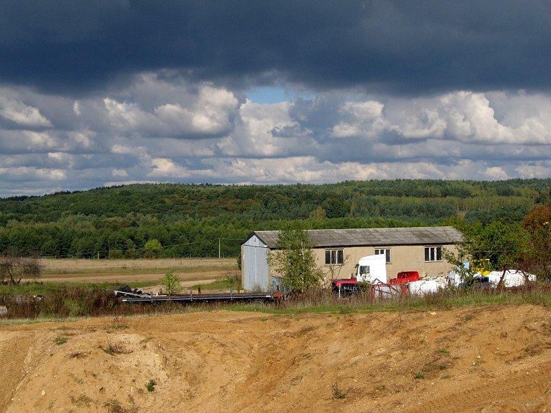 Widok z okolic Dąbrówki kościelnej na wzniesienie terenu