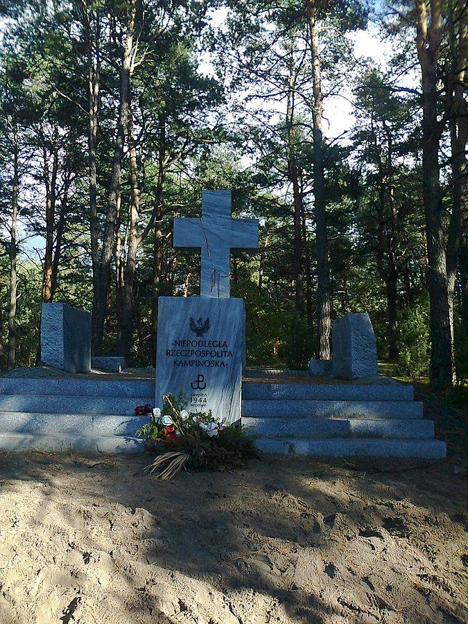 Pomnik w Puszczy Kampinoskiej