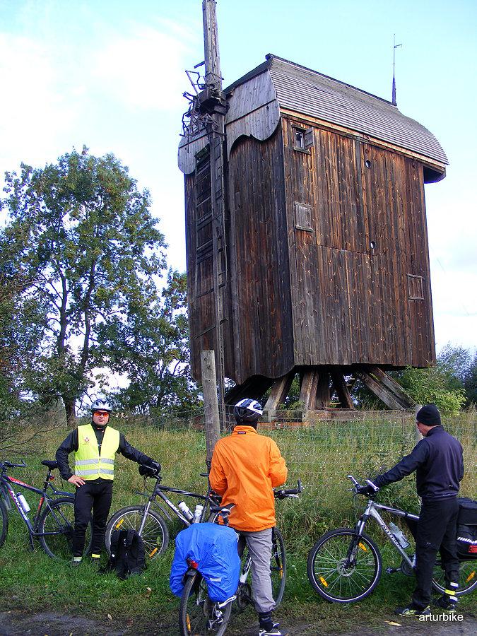 Drewnica, wiatrak koźlak, zabytkowa architektura