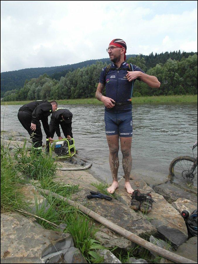 Myjąc rower w rzece ;)