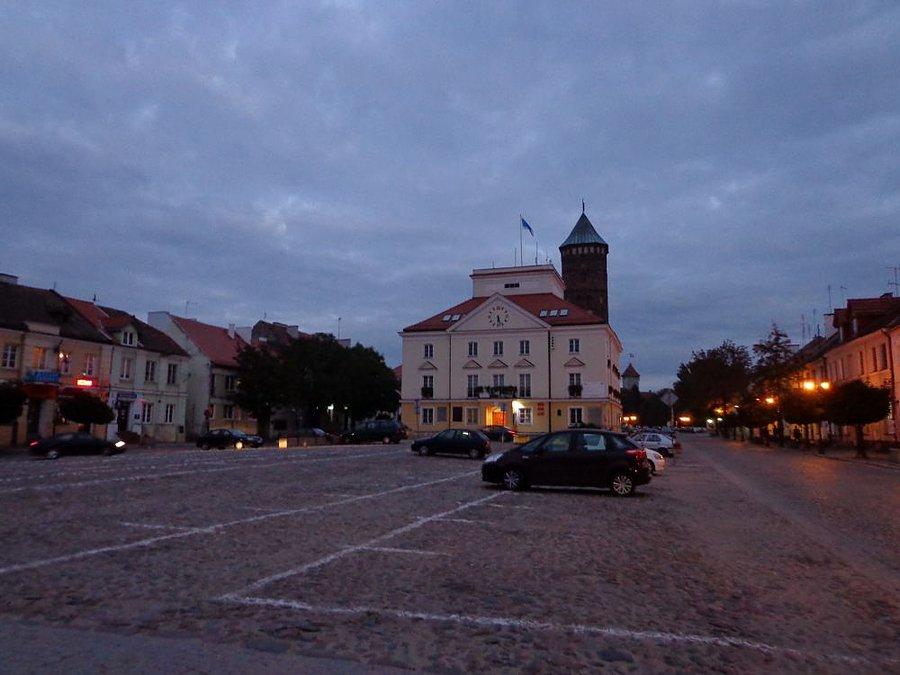 Urząd Miasta i w oddali Zamek Pułtusk