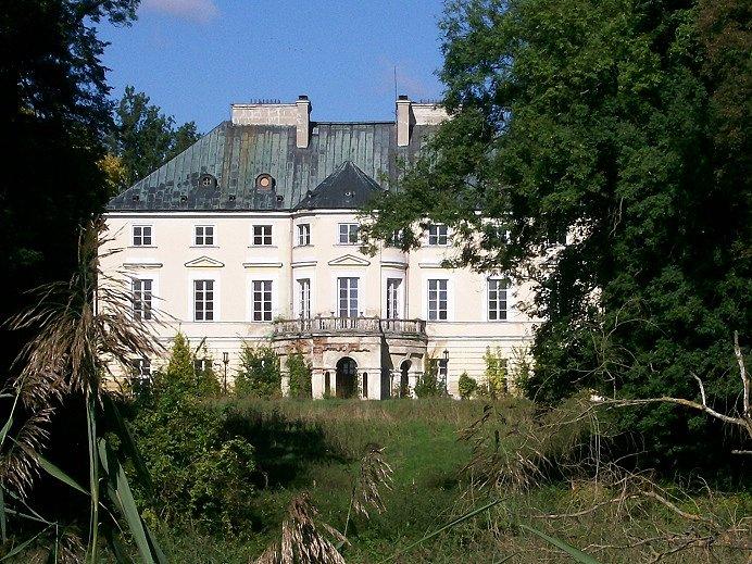 Pałacyk w Świdnie na wysokiej skarpie Pilicy jest dobrze widoczny z biegnącej poniżej drogi do Falent