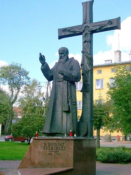 A przed Zakonem, Urzedem Miasta i Muzeum Okręgowym wzniesiono pomnik błogosławionego Honorata Koźmińskiegp