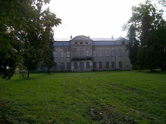 Opuszczony pałacyk w Nowym Mieście- aż żal ,że nie pełniżadnej funkcji
