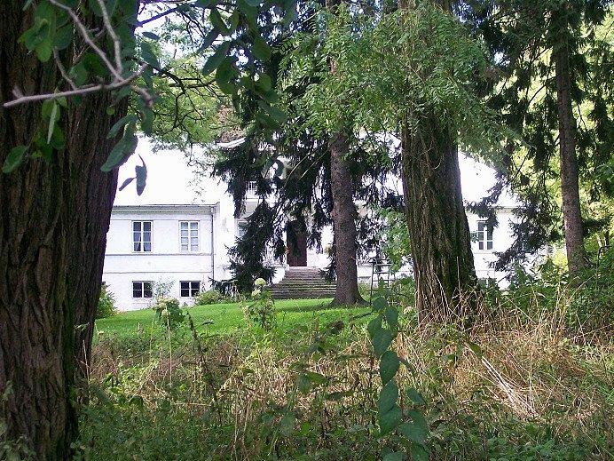 ...i skryty za drzewami łęgonicki dwór