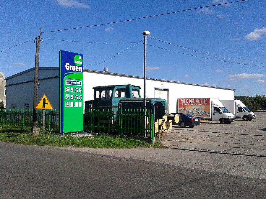 Rurzyca - Stacja paliw ze sklepem i lokomotywą