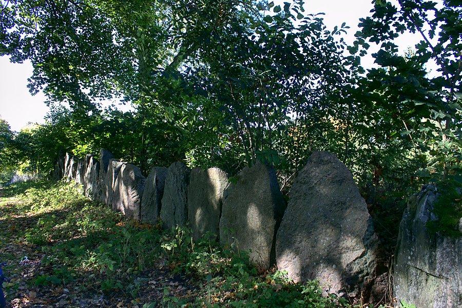 Kamienny mur w Pławnie