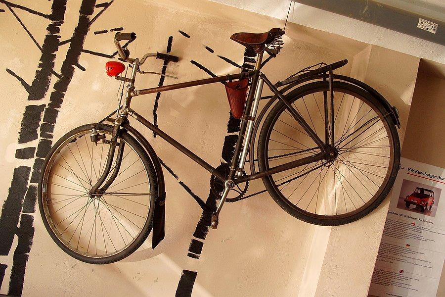Zabytkowy rower w muzeum VW w Pępowie