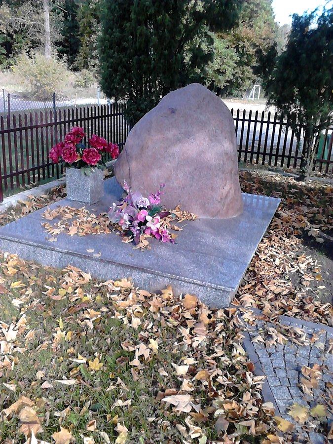 Pamiatkowy głaz w tym samym ogrodzeniu