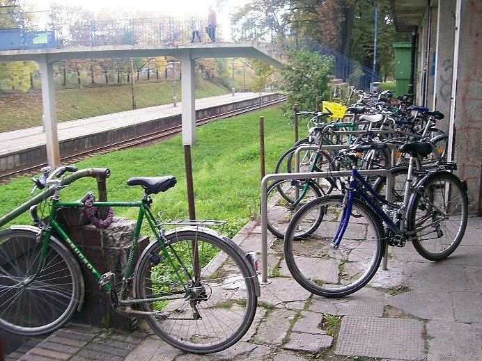 Rowerowy park&ride na dworcu w Piasecznie. Stojaczki jak się patrzy, żadne tam wyrwikólki
