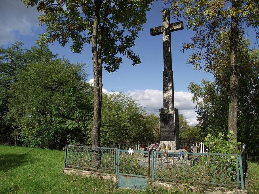 Osieck - krzyż upamiętnijący ofiary katastrofy kolejowej 4 czerwca 1981