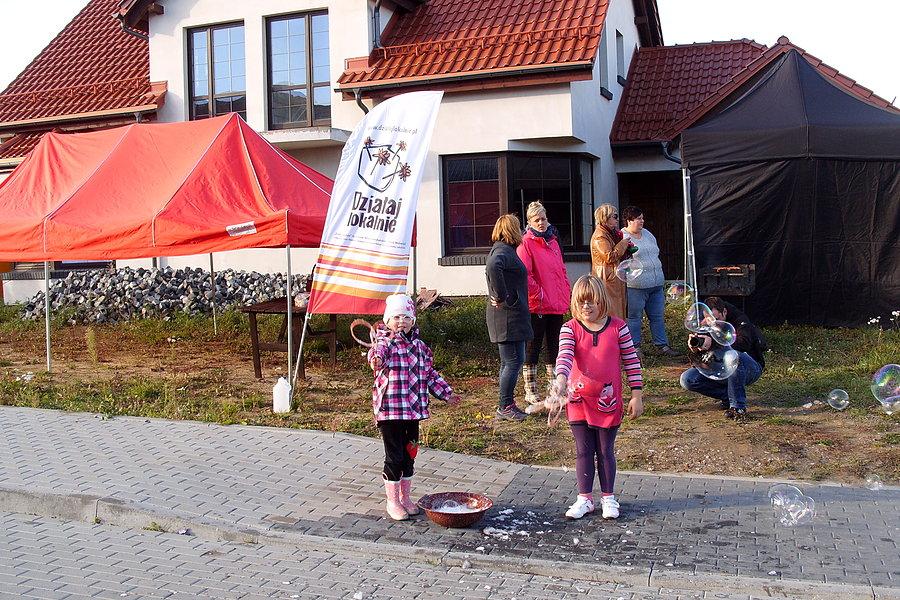 Zabawy dla najmłodszych- puszczanie baniek