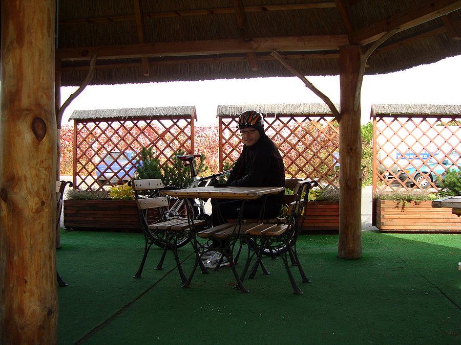 Restauracyjka pod strzechą :)