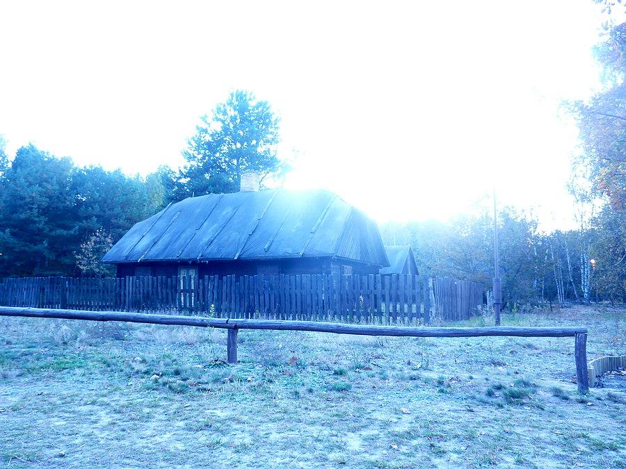 Skansen Budonictwa Puszczańskiego. Granica (zdjęcia prześwielone bo było już ciemno ale wciąż za jasno na nocne tryby)