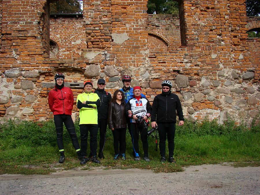 Na tle ruin klasztoru Augustiańskiego