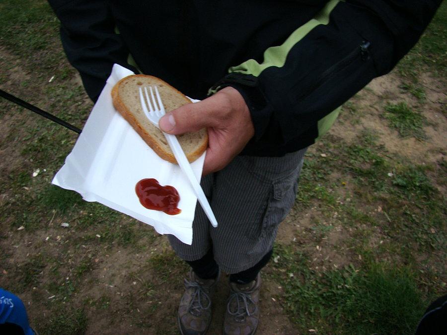 Krzysiek pokazuje swój przydział na ognisko