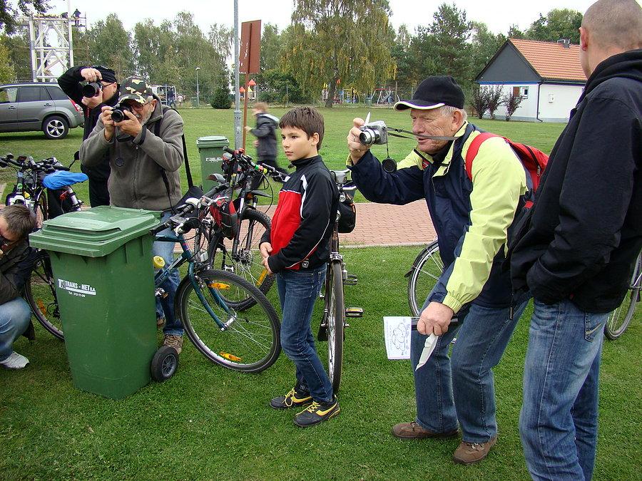 Pan Wiesław z Samej Ramy równolegle prowadzi konkursy i fotografuje