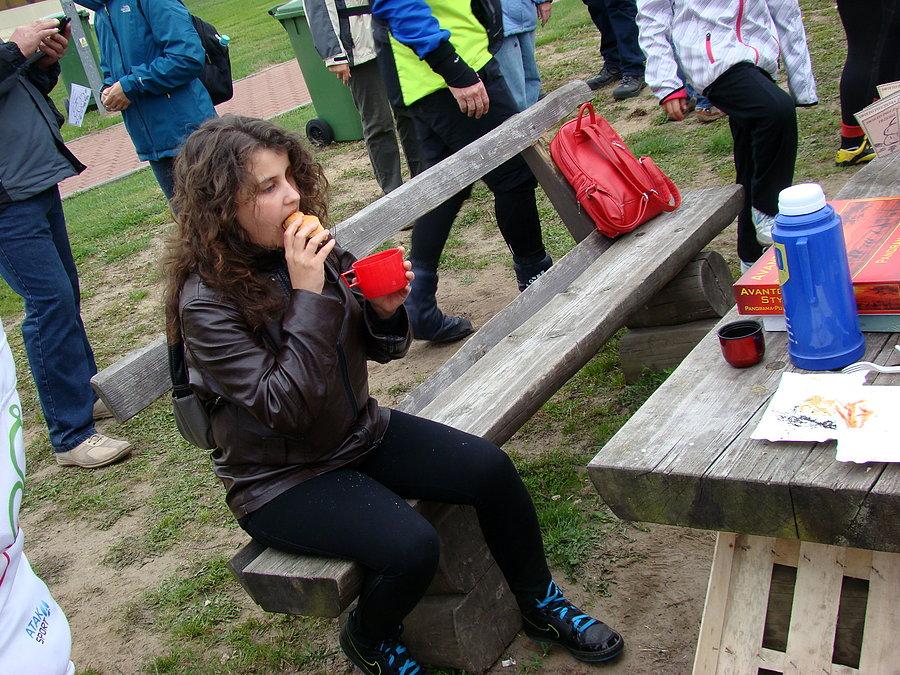 W końcu Monika doczekała się na kiełbaskę z ogniska z bułką " zwędzoną" ( przeze mnie niechcący innemu uczestnikowi)