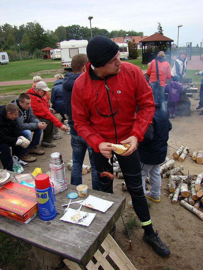 Marcin przy trzeciej kiełbasce
