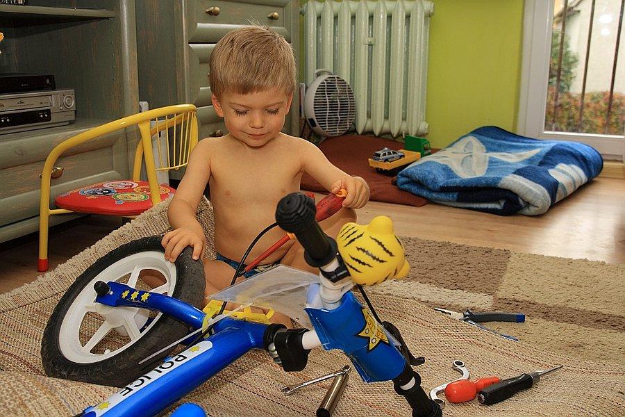 Kacper "naprawia" swój rowerek