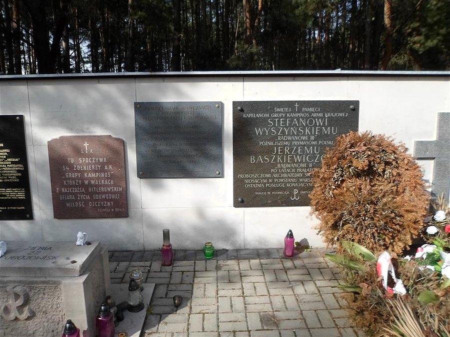 Prymas Wyszyński też ma tu swą tablicę jako kapelan Zgrupowania Kampinos