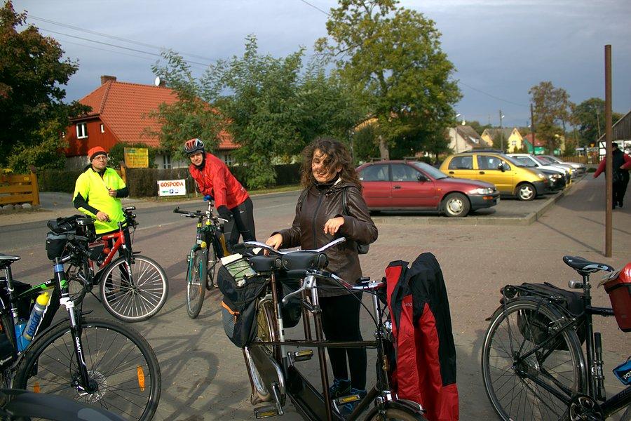 W Tanowie pod sklepem uzupełnianie zapasów