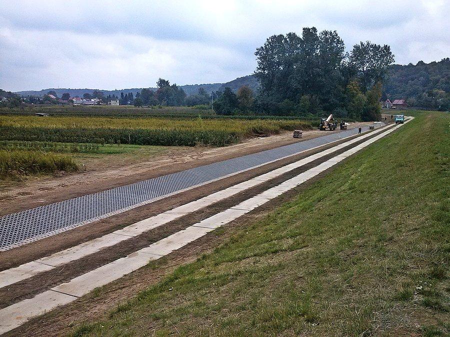 Wał w okolicy Bochotnicy