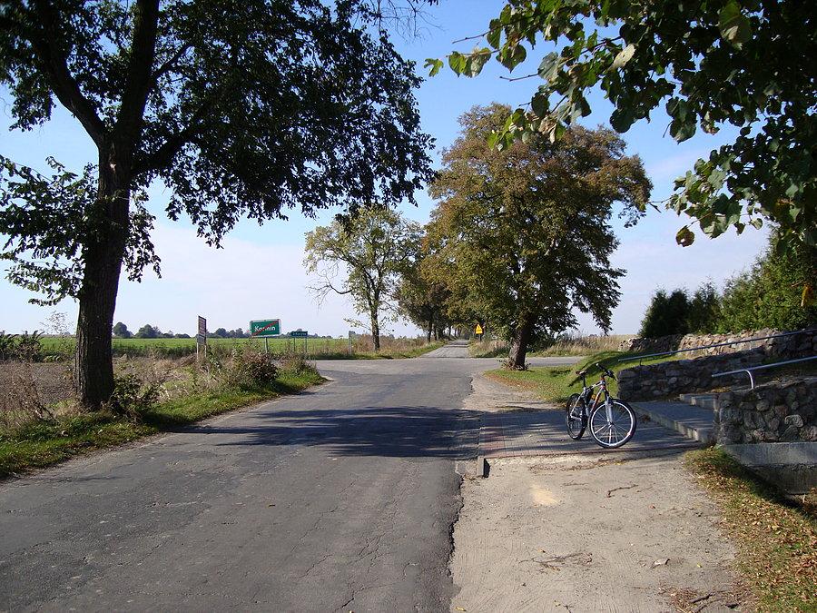 Skrzyżowanie i stary cmentarz w Karminie