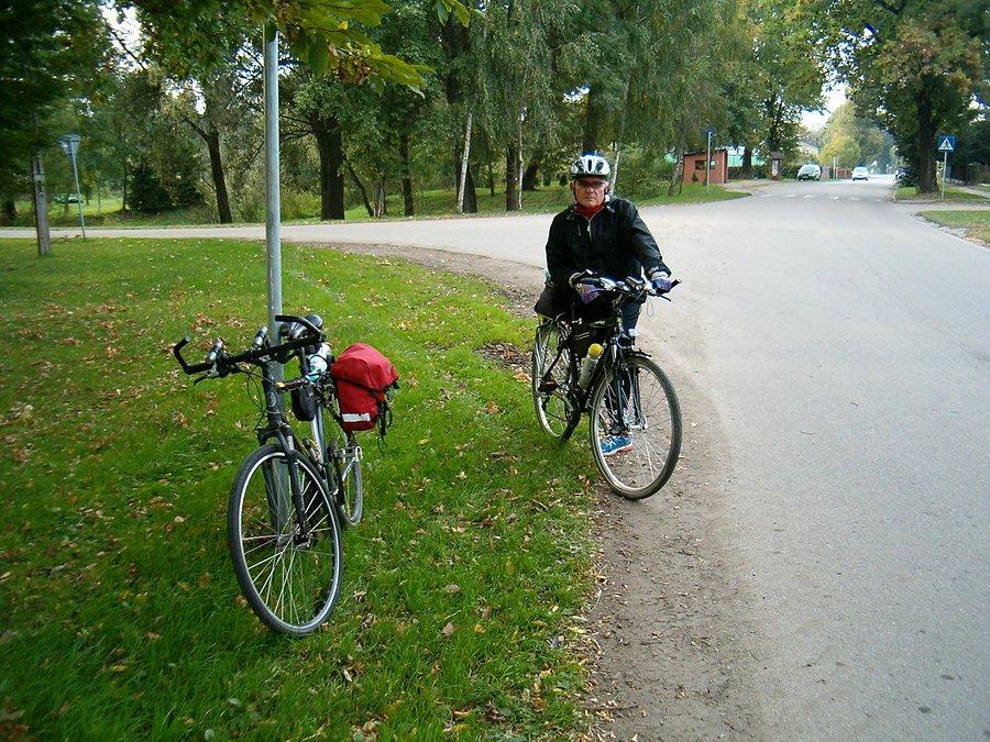 05-10-2013. Sobotnia rowerówka. Droga powrotna do domu. Mała przerwa na drodze we wsi Czatkowy koło Tczewa. Na zdjęciu Marek.