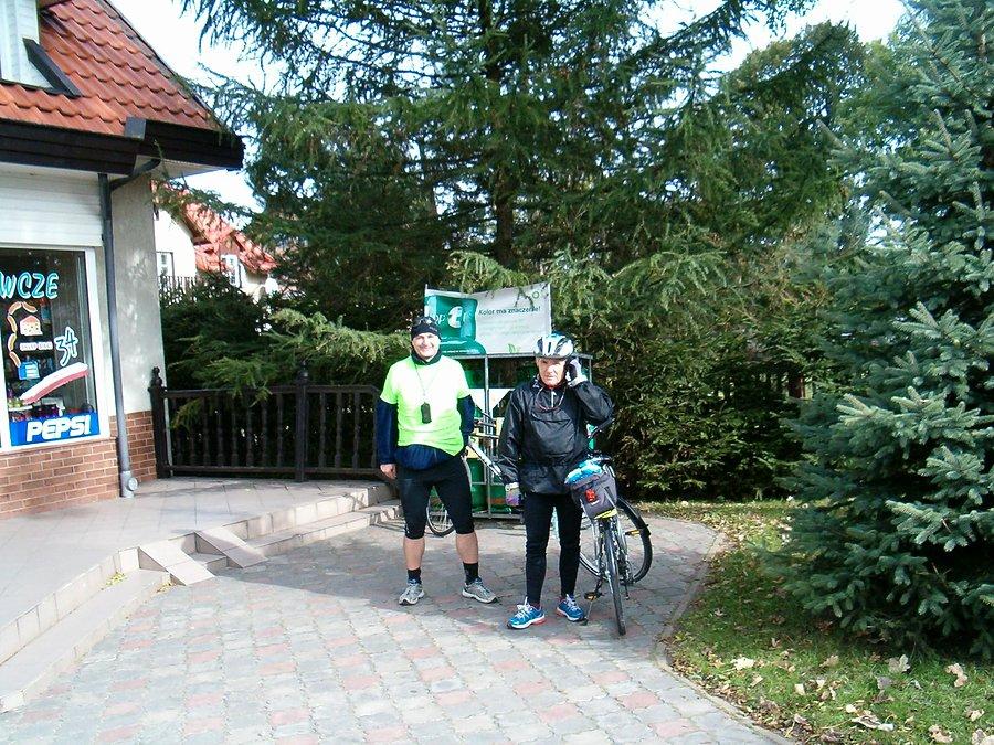 05-10-2013. Sobotnia rowerówka. Wspólne zdjęcie z Markiem przy sklepie spożywczym w Mikoszewie