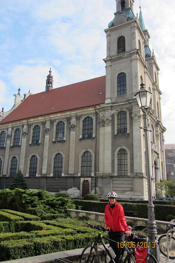 Na tle Barokowego Kościoła Podwyższenia Krzyża Świętego na placu Zamkowym