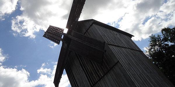Wiatrak koźlak przy Regionalnym Centrum Kultury Ludowej w Rowinach