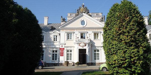 Barokowy pałac Ossolińskich z 1763 roku w Rudce