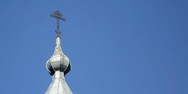 Drewniana kaplica w Bukowicach. Ośmioboczny namiotowy hełm z cebulastym zwieńczeniem z krzyżem