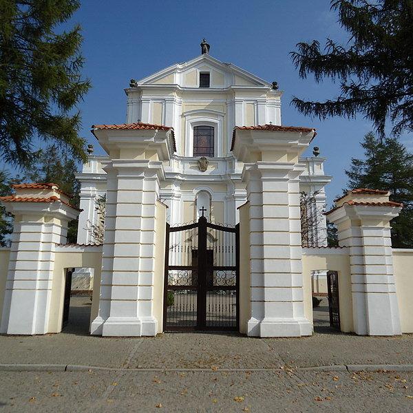 Barokowy kościół pw. Świętej Trójcy wybudowany w latach 1737-39 w Ciechanowcu