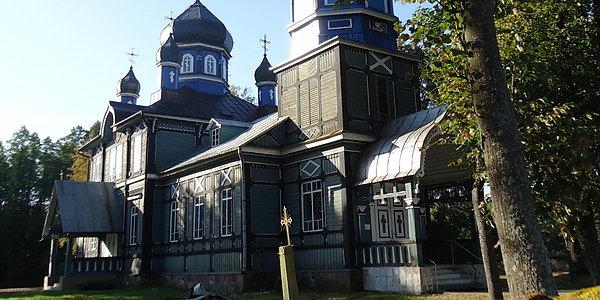 Piękna, ogromna drewniana cerkiew Opieki Matki Boskiej z około 1919 roku we wsi Puchły