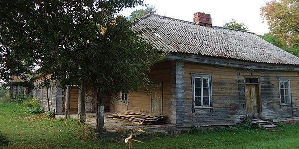 Pozostałości drewnianego dworu w Klukowiczach