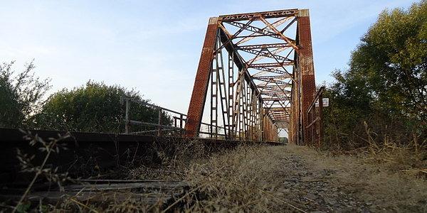 Most kolejowy nad rzeką Narew we wsi Strabla